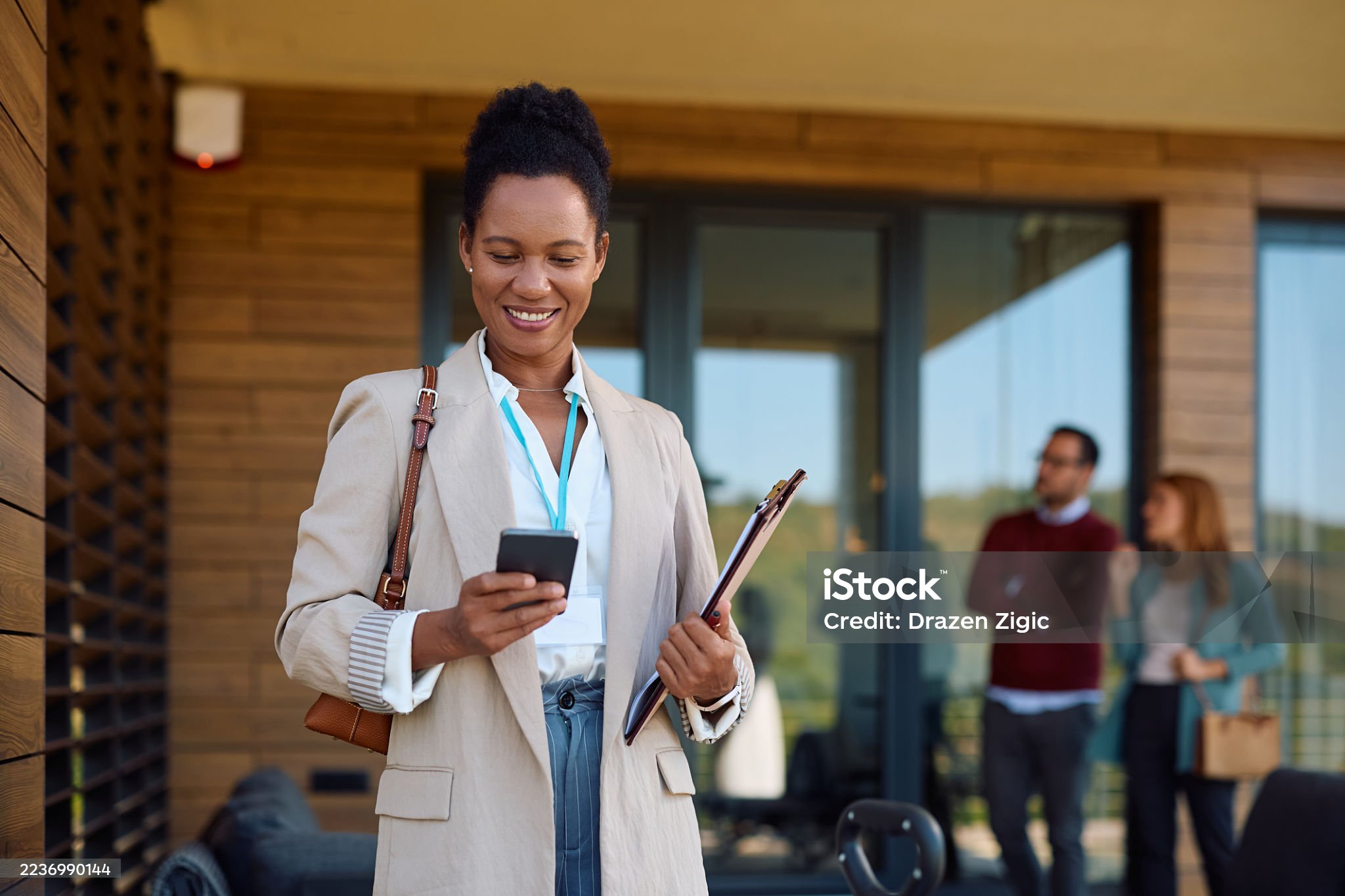 Personne souriante utilisant un téléphone intelligent