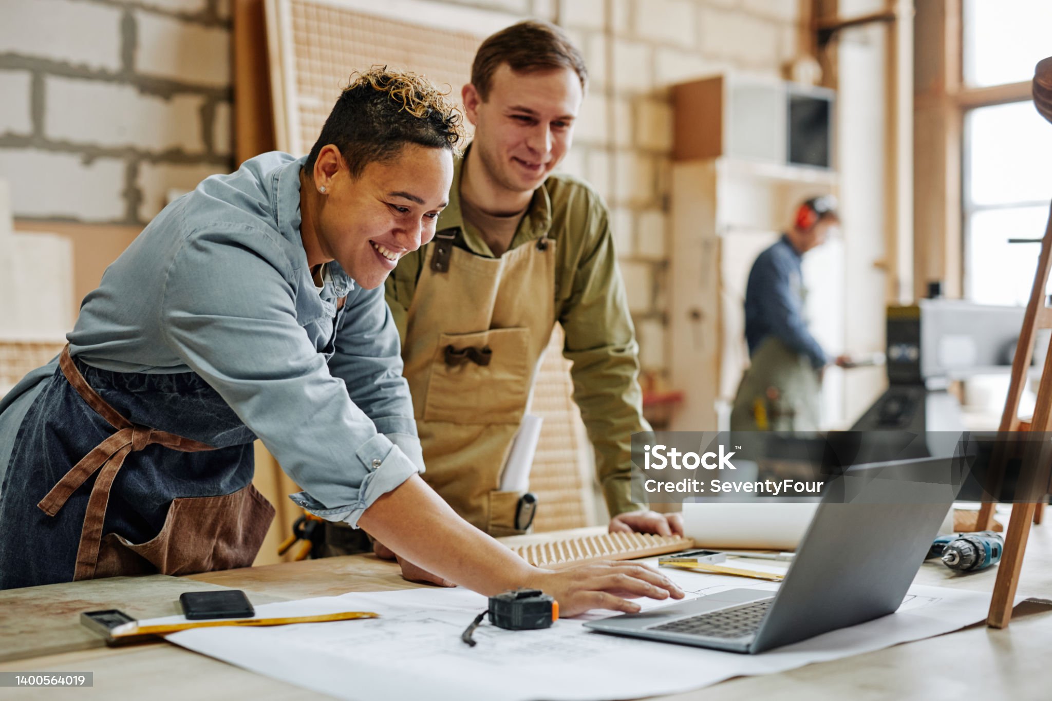 Menuisiers concevant un projet dans leur atelier