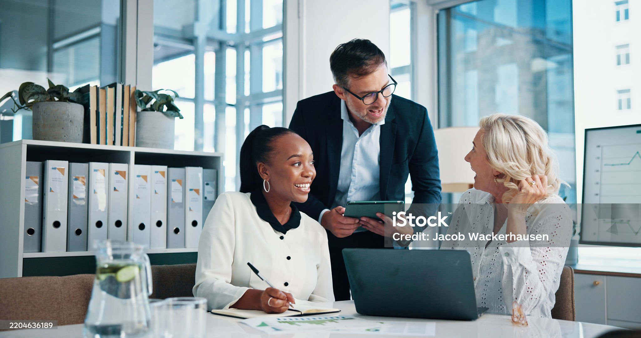 Équipe comptable lors d'une réunion de travail avec ordinateur portable